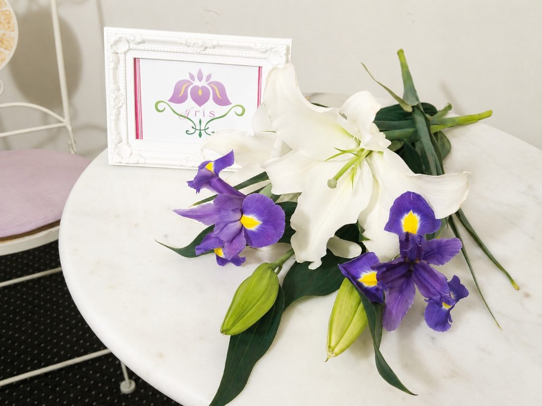 アヤメとユリの花と Iris のロゴ